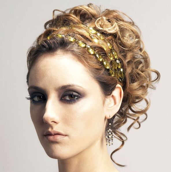 Coafură elegantă cu accesoriu strălucitor în păr, Foto: thebestfashionblog.com