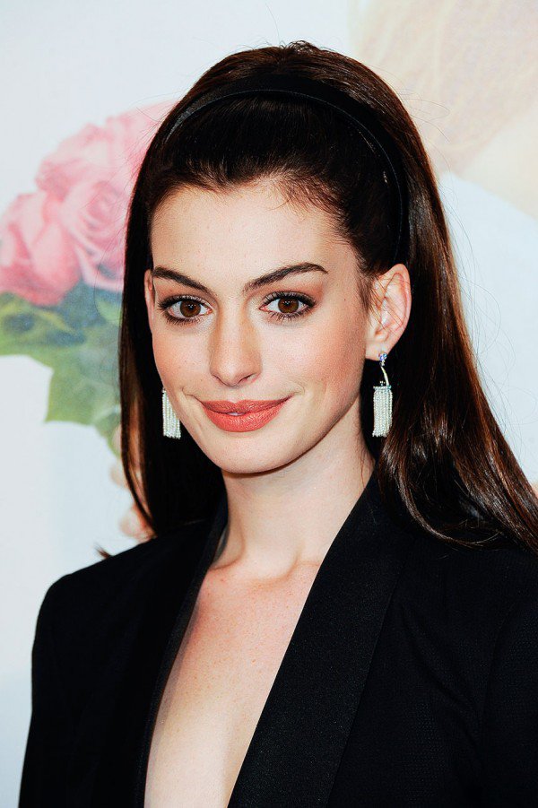 Coafură la Anne Hathaway, Foto: cafecomglitter.com