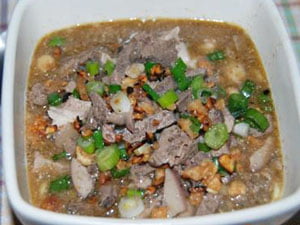 Supa Batchoy din carne și organe de porc, sânge de porc, tăiței, orez și condimente, Foto: panlasangpinoymeatrecipes.com