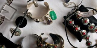 Tot mai multe persoane aleg să poarte bijuterii hand-made, află de ce Tot mai multe persoane aleg să poarte bijuterii hand-made, află de ce