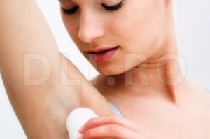 Folosirea deodorantului ajuta la indepartarea mirosului transpiratiei
