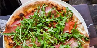 Voinicica (Eruca sativa) sau rucola, planta folosita pentru salate