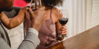 Bautorii de vin isi reduc riscul de deces prin cancer Bautorii de vin isi reduc riscul de deces prin cancer