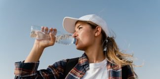 Bautul din sticla duce la aparitia ridurilor Bautul din sticla duce la aparitia ridurilor