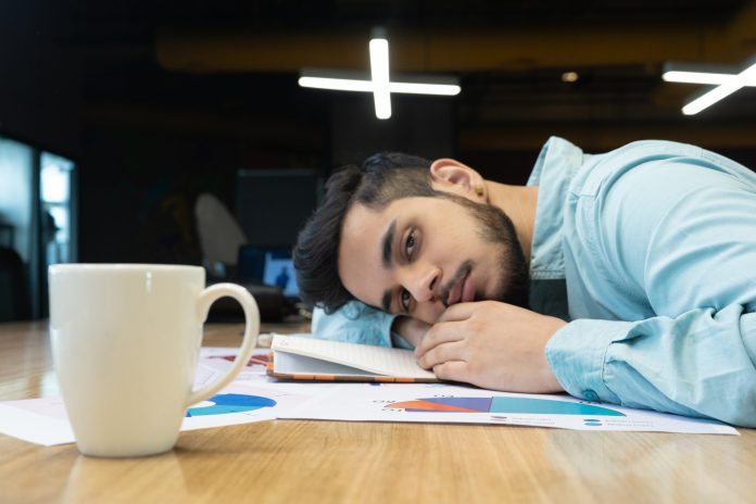 Afla daca suferi de sindromul Burnout, daca ai o stare de epuizare fizica si psihica Afla daca suferi de sindromul Burnout, daca ai o stare de epuizare fizica si psihica