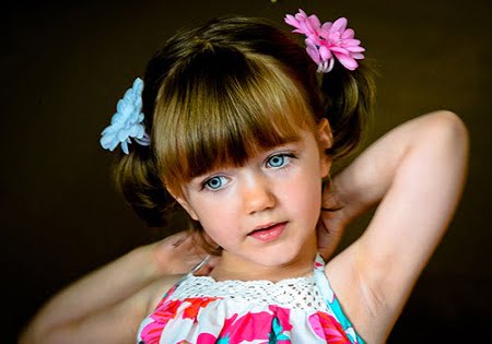 Coafura pentru fetite, cu flori artificiale in par, Foto: hairtinseldeals.com