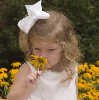 Coafura simpla cu fundita alba in par, Foto: littlegirlhairstyles.com