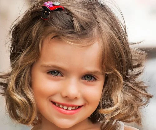 Coafura simpla eleganta pentru fetita, Foto: hairtinseldeals.com 