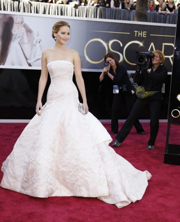Jennifer Lawrence in rochie alba creatia Dior, Foto: ibtimes.com