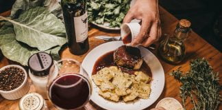 Gustul alimentelor este influentat de elementele de decor de pe masa, culoarea si materialul veselei Gustul alimentelor este influentat de elementele de decor de pe masa, culoarea si materialul veselei