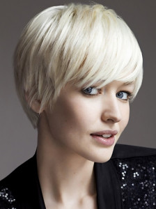 Coafura cu breton pentru par scurt blond, Foto: short-haircut.com 