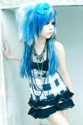 Coafura emo cu suvite albastre si albe, Foto: meilleurcoiffeur.com 