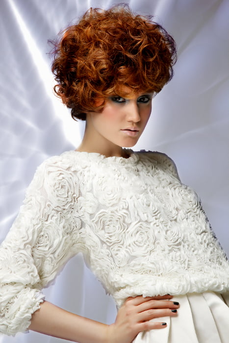 Coafura moderna pentru femei cu par cret, Foto: fashionium.net 