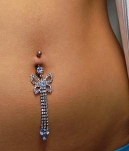 Piercing cu pietre pretioase albastre , Foto: piercing.me