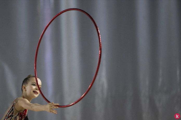 Poti scadea usor in greutate si dobandi o talie de viespe folosind cercurile de gimnastica si masaj! Poti scadea usor in greutate si dobandi o talie de viespe folosind cercurile de gimnastica si masaj!