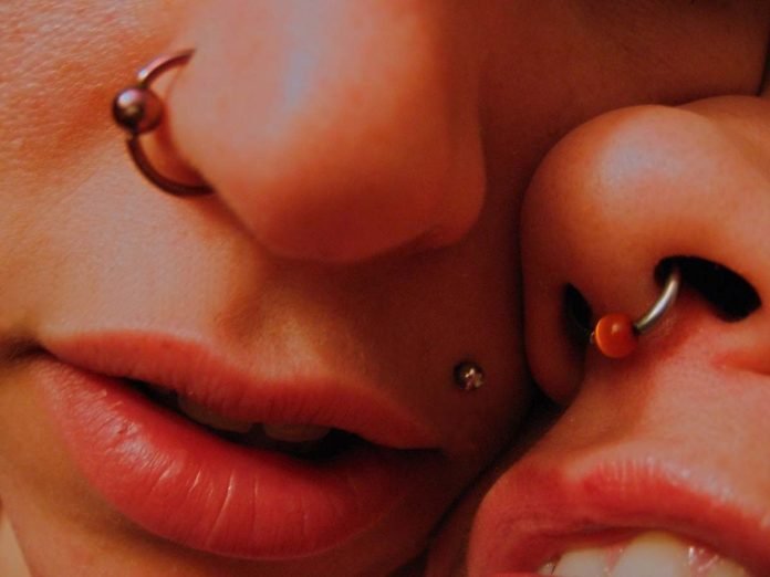 Vezi galerie foto cu 30 de imagini de piercing pentru buric, ureche si nas la moda in 2013