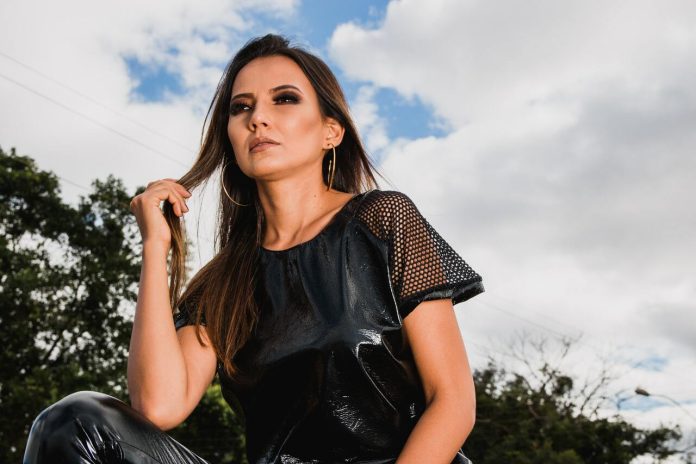 Vezi galeria foto cu modele trendy de rochii din piele pentru femei in 2013