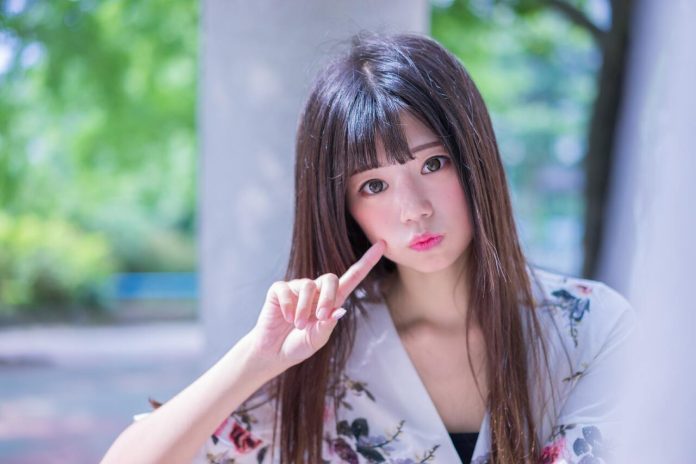 Vezi galeria foto cu 40 de imagini de coafuri cu breton la moda in 2013 pentru femei