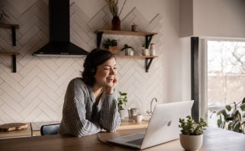 Cum sa-ti dezvolti simtul umorului si sa ii faci pe cei din jur sa rada