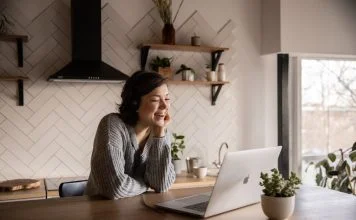 Cum sa-ti dezvolti simtul umorului si sa ii faci pe cei din jur sa rada? Cum sa-ti dezvolti simtul umorului si sa ii faci pe cei din jur sa rada