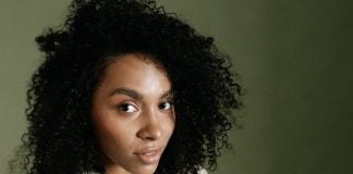 Care sunt coafurile trendy pentru femei cu par scurt si cret? Suvitele de par ondulate trebuie perfect ajustate si bine definite astfel incat stilul sa fie impecabil si ordonat