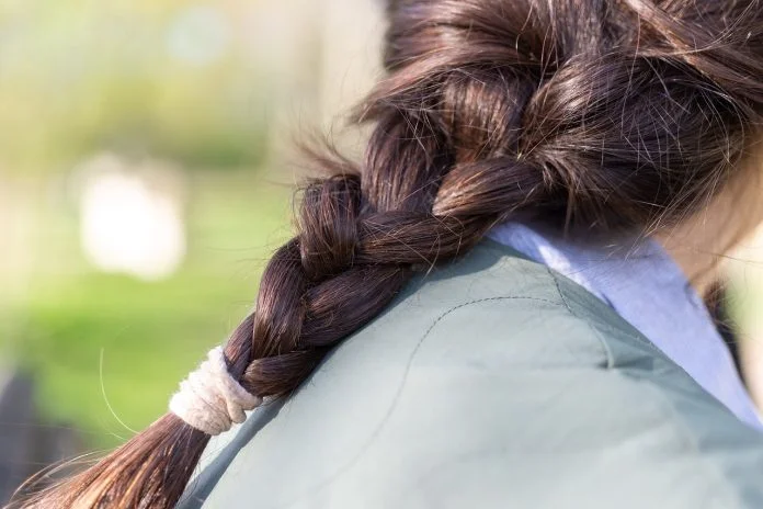 Poti sa iti asiguri o crestere sanatoasa a parului prin impletirea acestuia