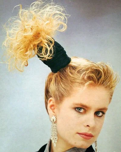 Coafura cu accesoriu in par, Foto: fashionandhairstyles.com