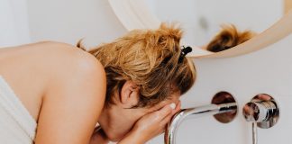 Care sunt cele mai grave 4 greseli pe care le faci cand te speli pe fata