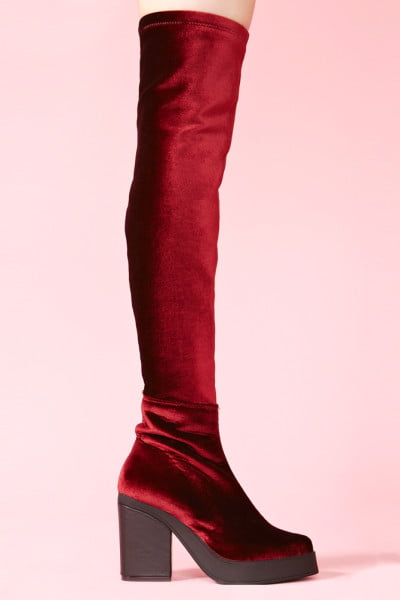 Cizme din catifea rosie, Foto: lyst.com
