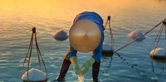 Ai probleme cu picioarele? Relaxeaza-le in apa cu sare de mare si uleiuri esentiale