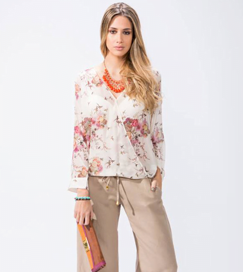 Bluza are imprimeu cu flori iar pantalonii sunt largi, Foto: modabuenosaires.blogspot.ro