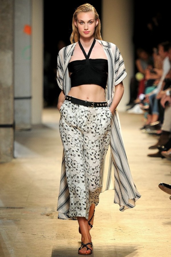 Dungile, pantalonii largi si bluzele scurte mulate tip bustiera sunt la moda, Foto: imageamplified.com