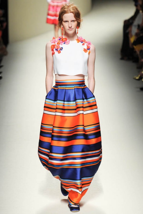 Fusta din satin, cu imprimeu in dungi orizontale si cromatica deosebita, colectia Alberta Ferreti, Foto: fashionbykhan.com