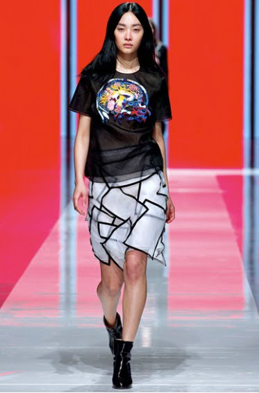 Fusta eleganta cu imprimeu abstract, marca Christopher Kane, Foto: crazechicago.com
