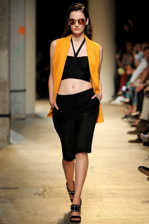 Pantaloni bermude tip plasa si bluza bustiera, Foto: imageamplified.com