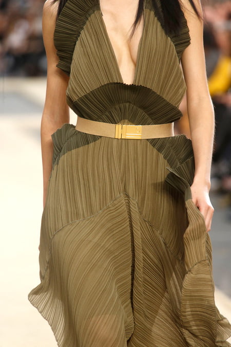 Rochia cu pliseuri apare in colectiile de moda din 2014, Foto: fuwu2020.blog.163.com