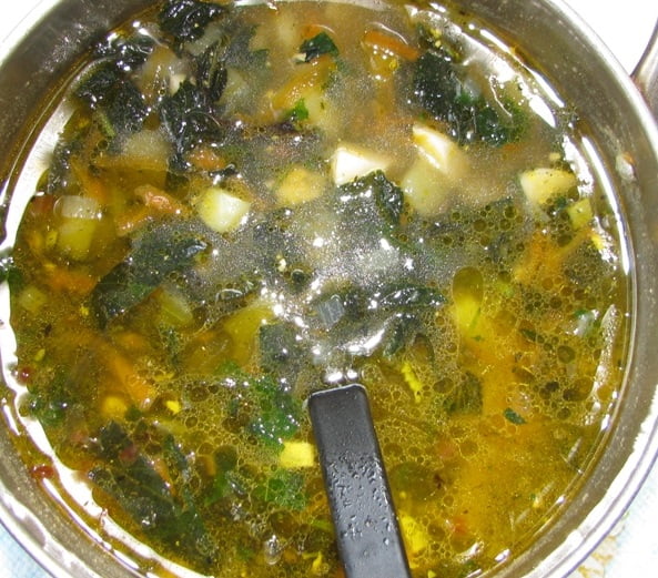 Supa energizanta de primavara din varza si urzica