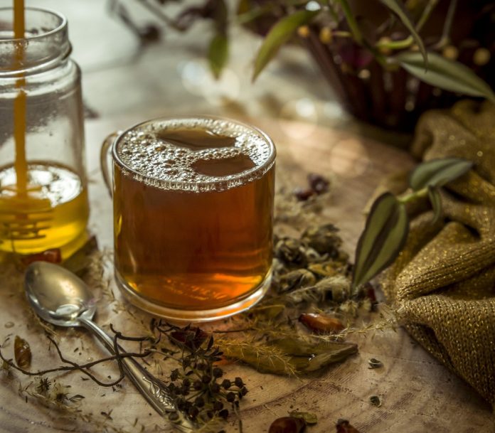 Apa cu miere de albine ajuta la curatarea ficatului