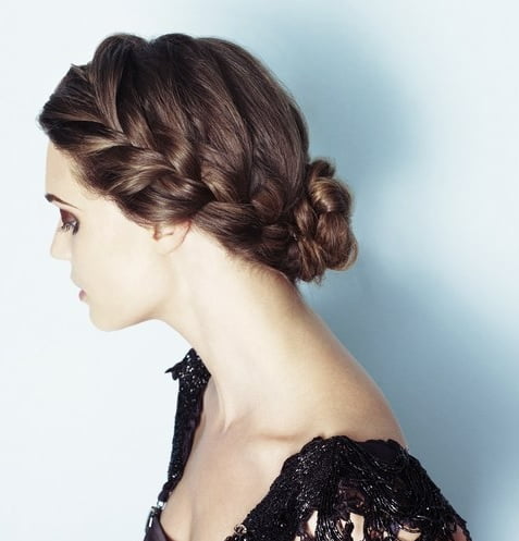 Coafura eleganta pentru par lung impletit si prins in coc la spate, Foto: wewomen.ca