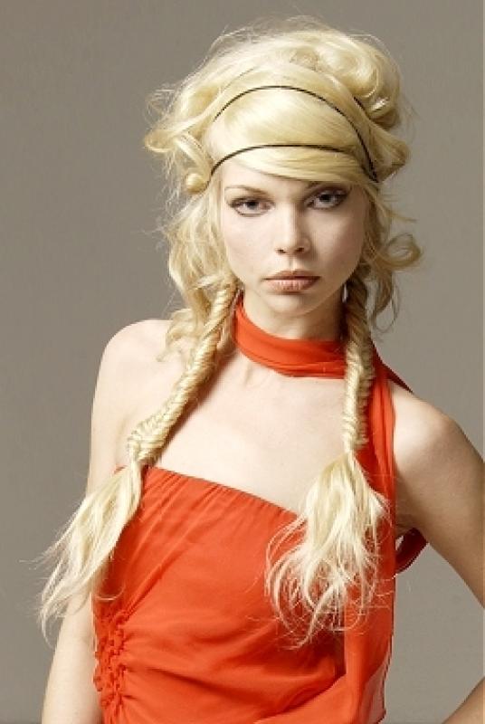 Coafura interesanta la moda in anul 2014, potrivita pentru o tanara cu parul lung si blond, Foto: hairstylesee.com