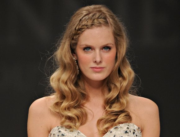 Coafura simpla cu parul ondulat si bretonul inmpletit in codita intr-o parte, Foto: howtohairbraid.wordpress.com