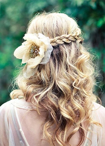 Coafura simpla si eleganta pentru o tanara cu parul lung si ondulat, Foto: girlshue.com