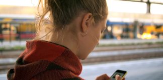 Corporatiile au admis ca telefonul mobil poate provoca leziuni pe creier Corporatiile au admis ca telefonul mobil poate provoca leziuni pe creier
