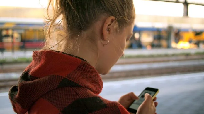 Corporatiile au admis ca telefonul mobil poate provoca leziuni pe creier