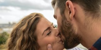 Sarutul este sanatos. Cantitatea de saliva produsa in timpul sarutului ajuta la igiena orala Sarutul este sanatos. Cantitatea de saliva produsa in timpul sarutului ajuta la igiena orala