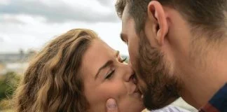 Sarutul este sanatos. Cantitatea de saliva produsa in timpul sarutului ajuta la igiena orala