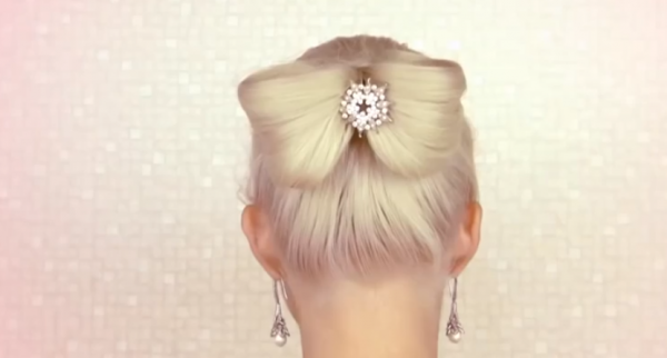 Parul prins in coada la spate si apoi impartit in doua suvite ce alcatuiesc o fundita