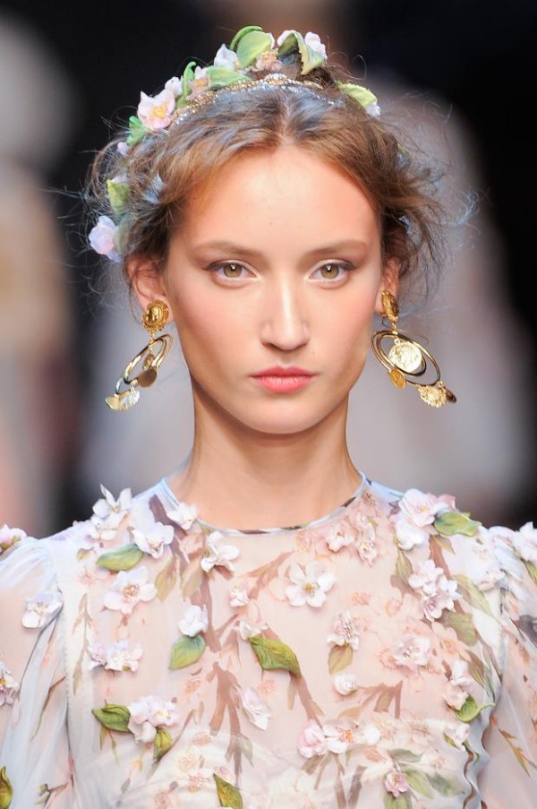 Coafuri moderne cu accesorii de par, Dolce Gabbana, Foto: fashionising.com