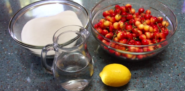 Dulceata din cirese, ingrediente (cirese, apa, lamaie si zahar)