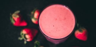 Suc din capsuni, zmeura si coacaze rosii, bogat in vitamine si minerale